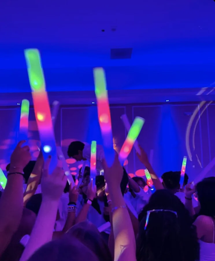 Glowing hora loca moment with the whole crowd
